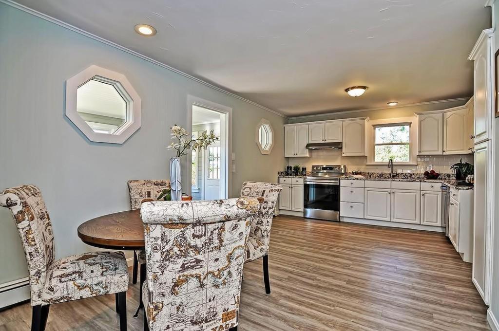Charming Cottage Historic Falmouth Cape Cod Near Beach And Downtown 2Br 1Bath Deck Exterior photo